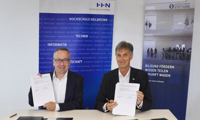 Professor Gunther Friedl, Geschäftsführer der Dieter Schwarz Stiftung und Professor Oliver Lenzen, Rektor der Hochschule Heilbronn (v.l.n.r.) bei der Unterzeichnung der Rahmenvereinbarung. Foto: HHN. Professor Gunther Friedl, Geschäftsführer der Dieter Schwarz Stiftung und Professor Oliver Lenzen, Rektor der Hochschule Heilbronn (v.l.n.r.) bei der Unterzeichnung der Rahmenvereinbarung. Foto: HHN.